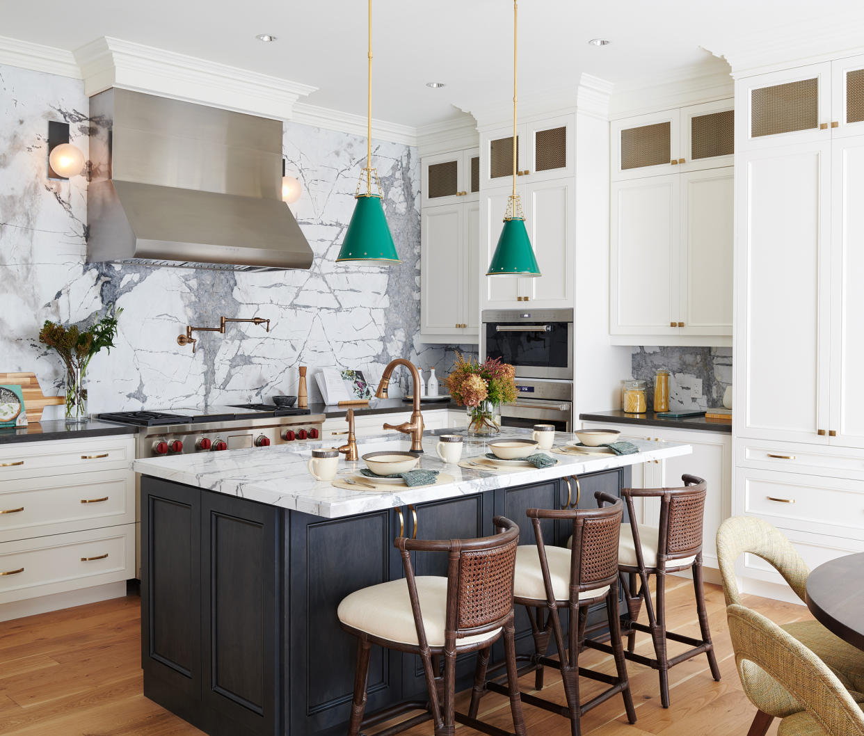  A kitchen with a bookmarked marble splashback. 