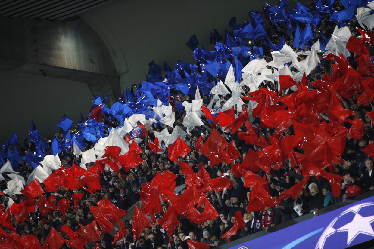 Hinchas franceses forman un mosaico con la bandera de su país antes de un partido. (AP Photo/Christophe Ena)