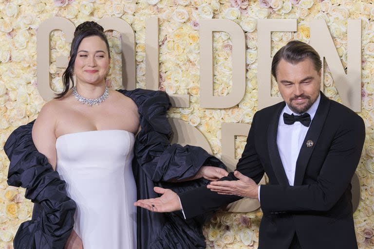 La actriz Lily Gladstone recibe un gesto de reconocimiento de Leonardo DiCaprio, con quien pasó parte de la noche