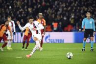 En trompant Muslera sur ce pénalty, Edinson Cavani est devenu le premier jour à marquer 30 buts pour une équipe française en Ligue des Champions. C'est sa première réalisation cette saison en C1. (crédit AFP)