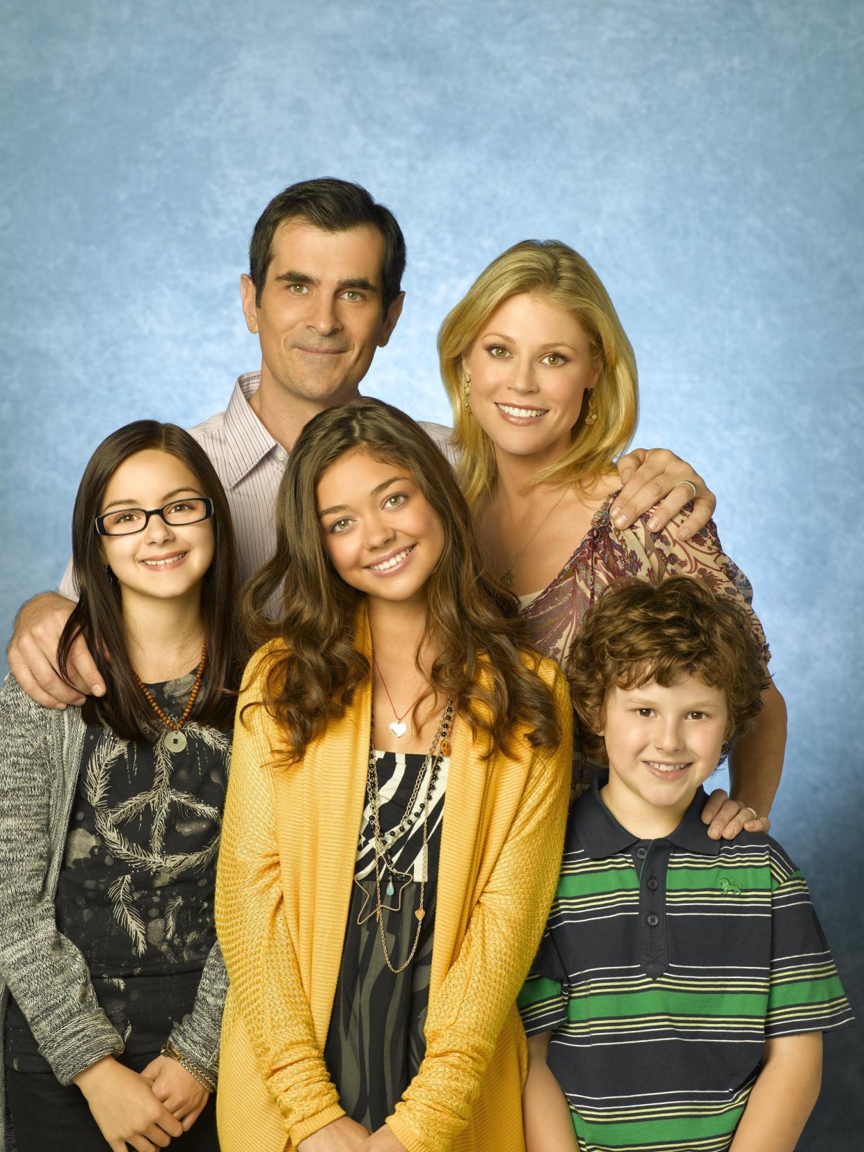 MODERN FAMILY - ABC's "Modern Family" stars Ariel Winter as Alex, Ty Burrell as Phil, Sarah Hyland as Haley, Julie Bowen as Claire and Nolan Gould as Luke. (Bob D'Amico/ABC via Getty Images)