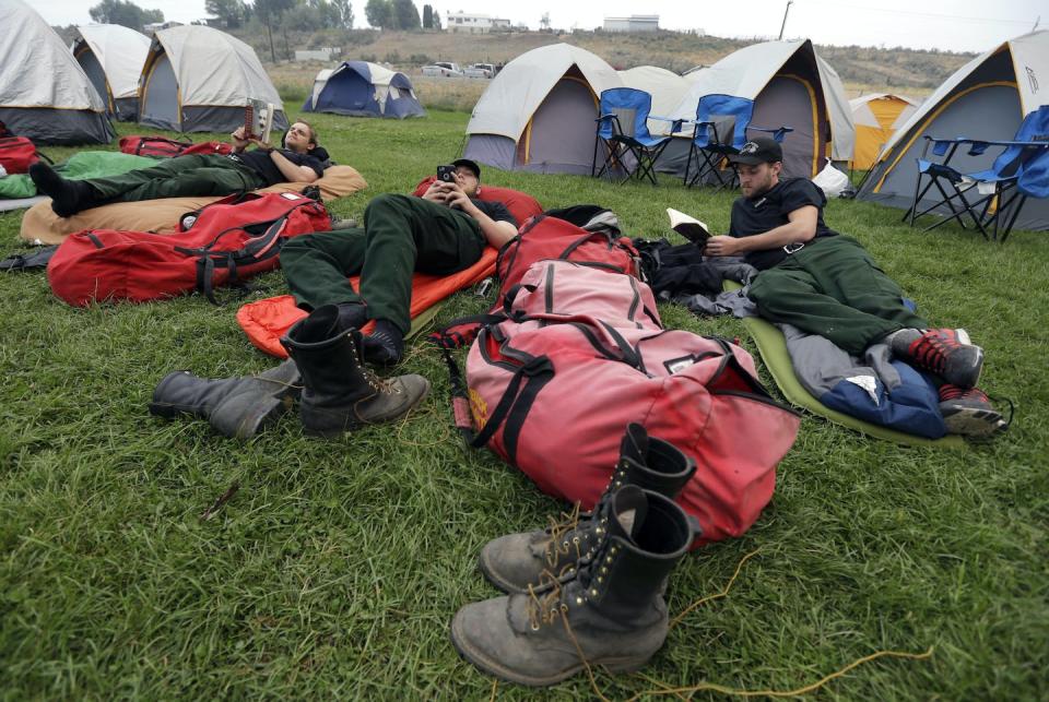 ‘Home’ on the firelines is typically groups of tents and air mattresses. <a href="https://newsroom.ap.org/detail/WesternWildfires/0dff6baed4fb4394a72b99895035a1db/photo" rel="nofollow noopener" target="_blank" data-ylk="slk:AP Photo/Ted S. Warren;elm:context_link;itc:0;sec:content-canvas" class="link ">AP Photo/Ted S. Warren</a>