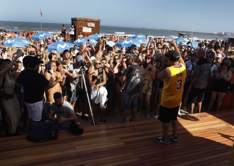 FMK hizo bailar a todos en el atardecer de Playa Grande