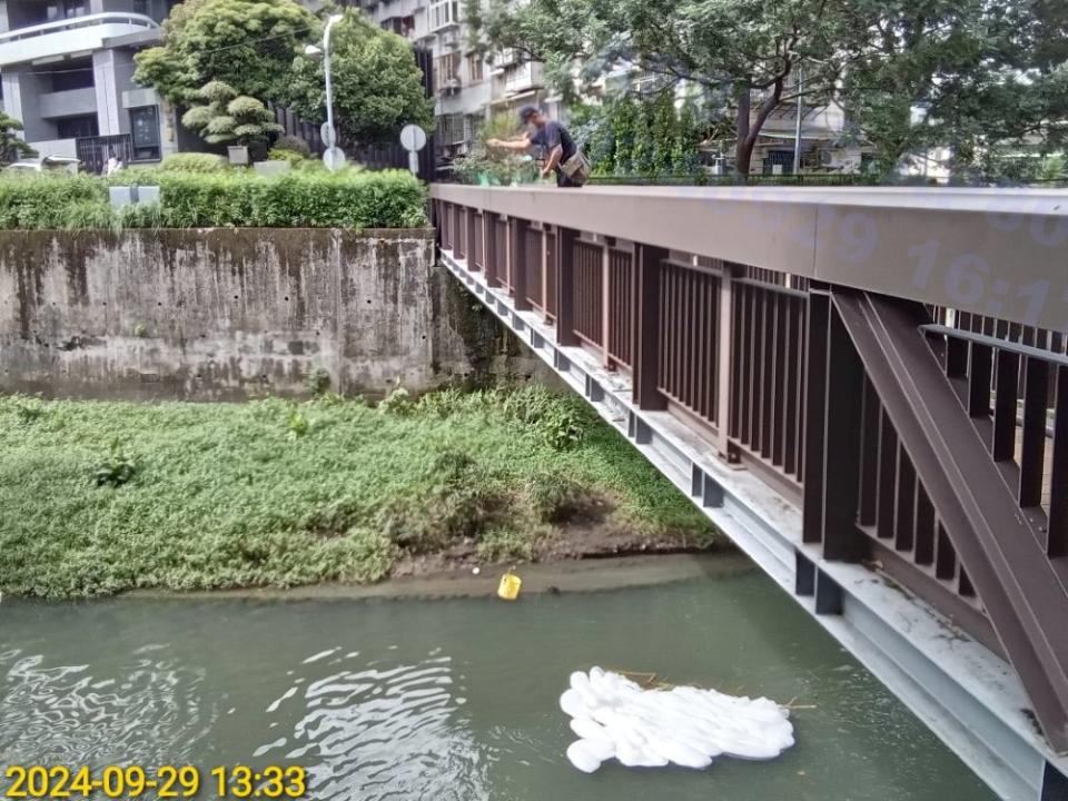 《圖說》環保局人員現場稽查。〈環保局提供〉