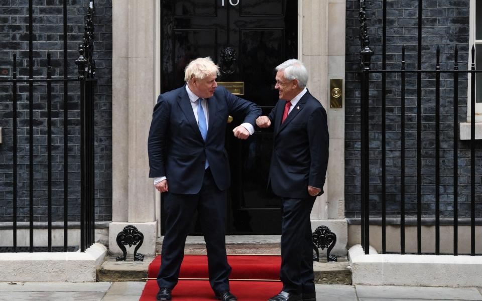 Sebastian Pinera (R) poses with Boris Johnson outside Downing Street - AFP