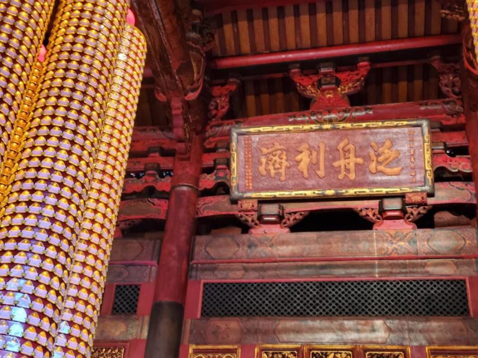 龍山寺水仙尊王神龕上的「泛舟利濟」匾額，是清同治丙寅年（西元1866年），由兵部侍郎兼都察院右副都御史福建巡撫提督軍務兼理糧餉徐宗幹所立。圖/本報資料照片