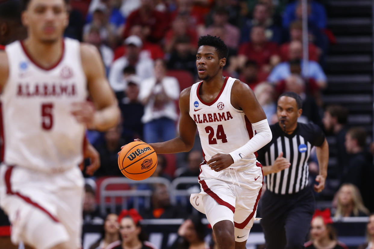 Alabama forward Brandon Miller brings the ball up court during the Sweet 16 of the men's NCAA tournament on March 23, 2023. (Jeffrey Brown/Icon Sportswire via Getty Images)
