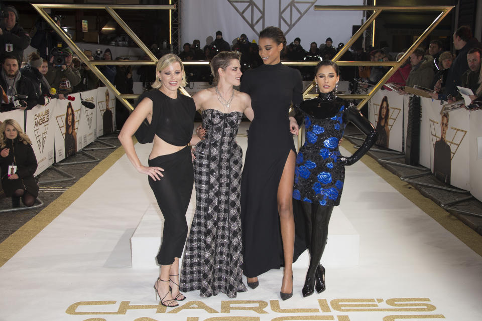 Elizabeth Banks, Kristen Stewart, Naomi Scott y Ella Balinska llegaron al estreno de 'Los Ángeles de Charlie' en Londres con estilismos muy diferentes que acapararon todo el protagonismo. (Foto: Joel C Ryan / AP)