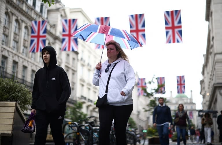 Personas caminan en las calles de Londres.