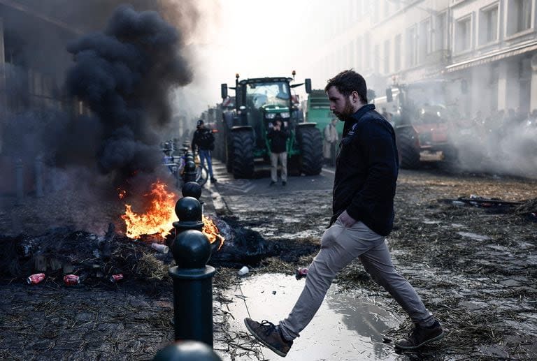 La protesta cerca del edificio del Parlamento Europeo, en Bruselas, donde había una cumbre de líderes, este jueves 1 de febrero. (Sameer Al-Doumy / AFP)