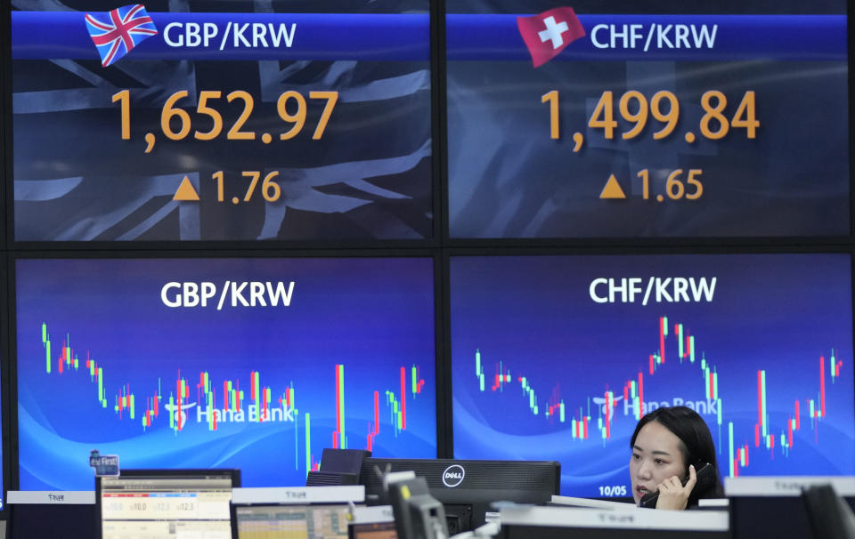 A currency trader talks on the phone at the foreign exchange dealing room of the KEB Hana Bank headquarters in Seoul, South Korea, Wednesday, Dec. 6, 2023. Asian shares advanced on Wednesday after most stocks slipped on Wall Street following a mixed set of reports on the U.S. economy. (AP Photo/Ahn Young-joon)