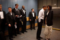 Le Président Barack Obama et la Première dame Michelle Obama dans un monte-charge lors d’un bal d’investiture, le 20 janvier 2009 à Washington. (Photo de Pete Souza/White House via Getty Images)