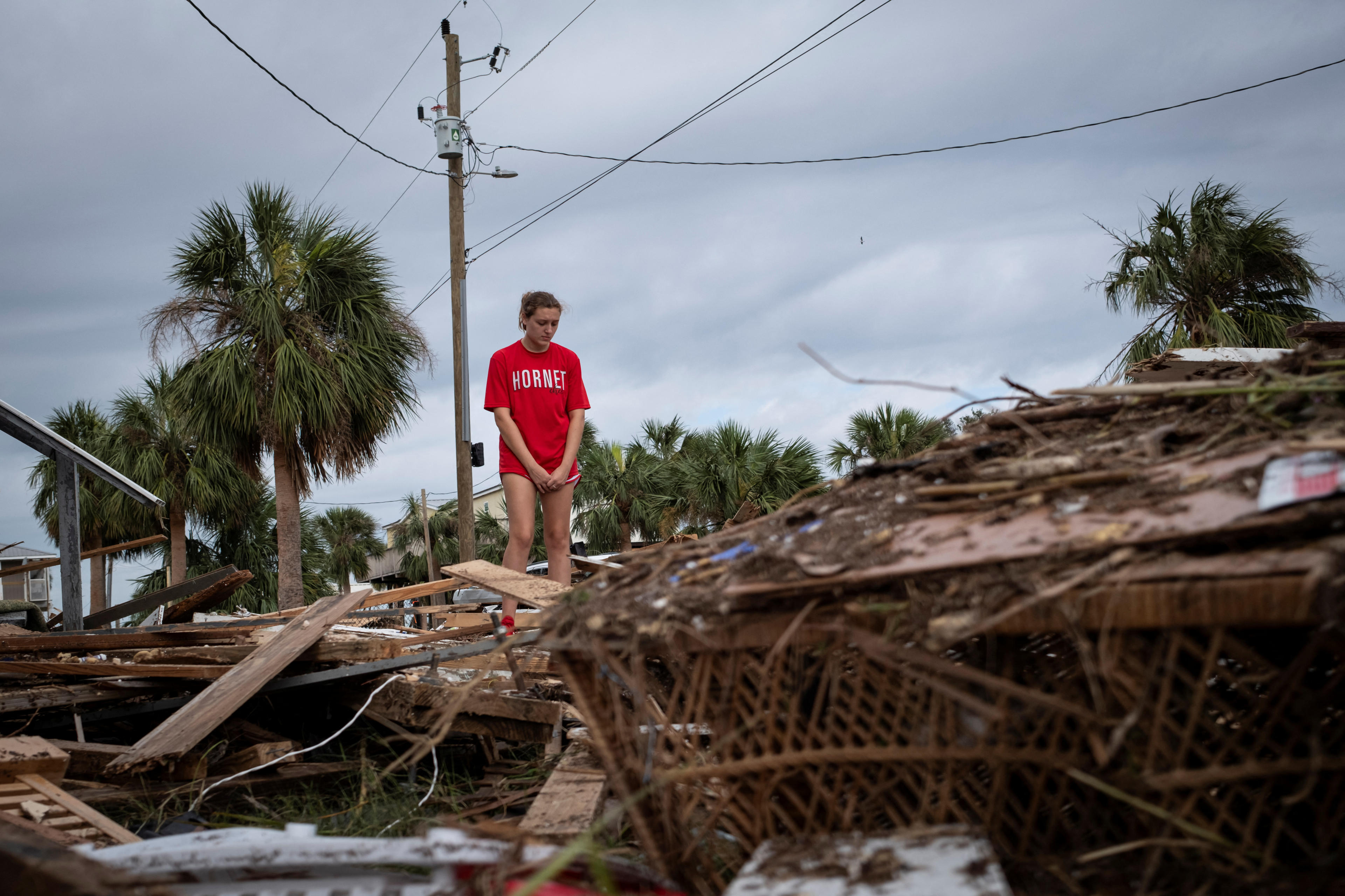 Piper Wagenman entre los escombros de la casa de playa de su familia, tras el paso del huracán Helene en Horseshoe Beach, Florida, Estados Unidos, 28 de septiembre de 2024.  REUTERS/Marco Bello