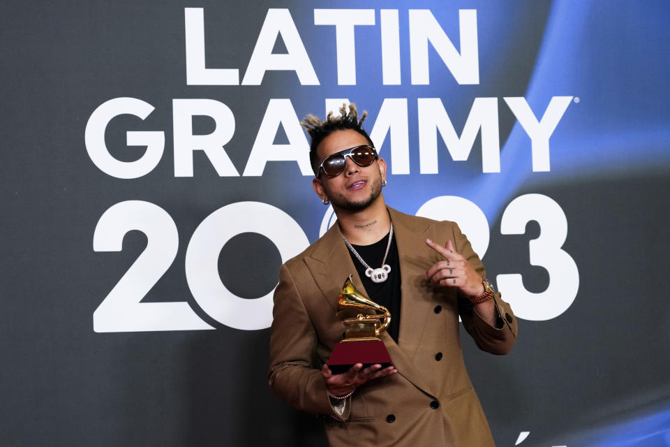 ARCHIVO - Ovy On The Drums posa en la sala de prensa con el premio al álbum del año "Mañana será bonito" en la 24a entrega anual del Latin Grammy en Sevilla, España, el jueves 16 de noviembre de 2023. El productor musical Ovy On The Drums lanzó su EP debut “Cassette 01” con Myke Towers en marzo de 2024. (Foto Jose Breton/Invision/AP, archivo)