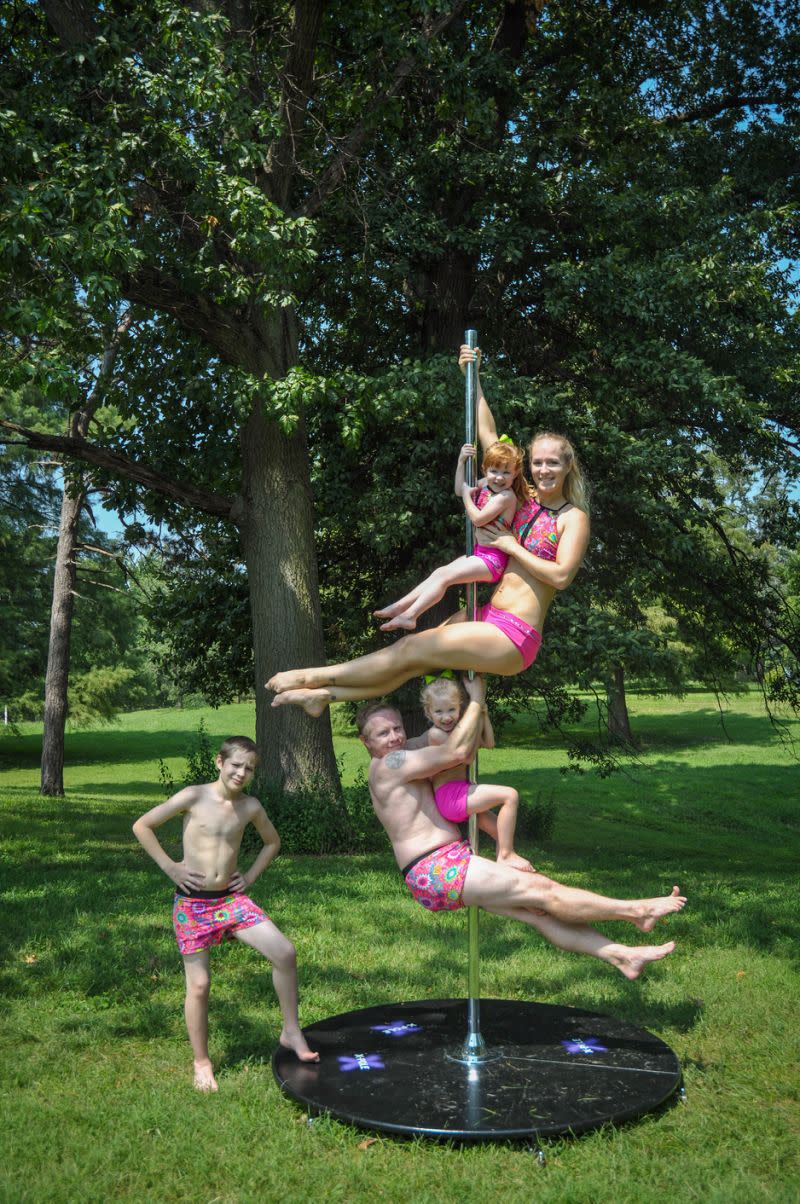 Voici les parents qui font de la pole dance avec leurs trois enfants