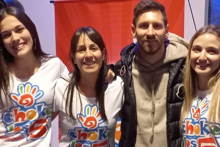 En el cumpleaños infantil de un familiar, Lionel Messi se fotografía con las integrantes del grupo de animación Choke Los 5.