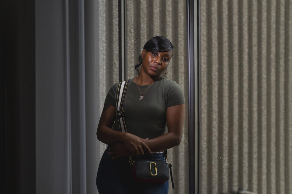 Porcha Woodruff, de 32 años, el primer caso conocido de una mujer acusada erróneamente debido al uso de tecnología de reconocimiento facial, en Oak Park, Míchigan, el 5 de agosto de 2023. (Nic Antaya/The New York Times)
