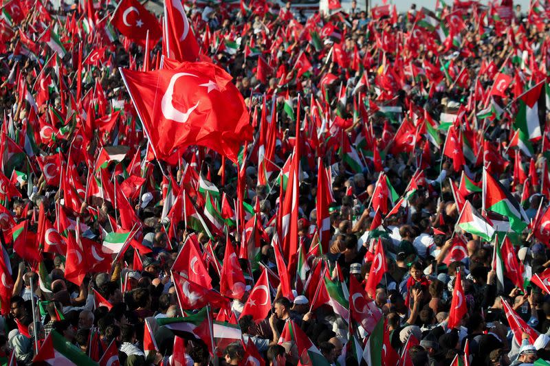 Un grupo de personas asiste a una concentración en solidaridad con los palestinos de Gaza, en medio del actual conflicto entre Israel y el grupo islamista palestino Hamás, en Estambul