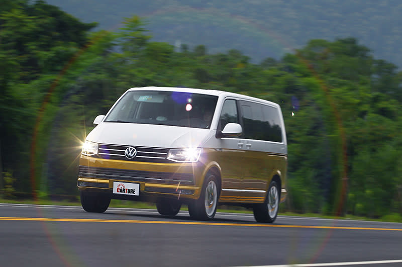 無論高速公路或是蜿蜒蘇花，Volkswagen Multivan的2.0升TDI渦輪增壓柴油動力永遠帶來飽滿加速力道。