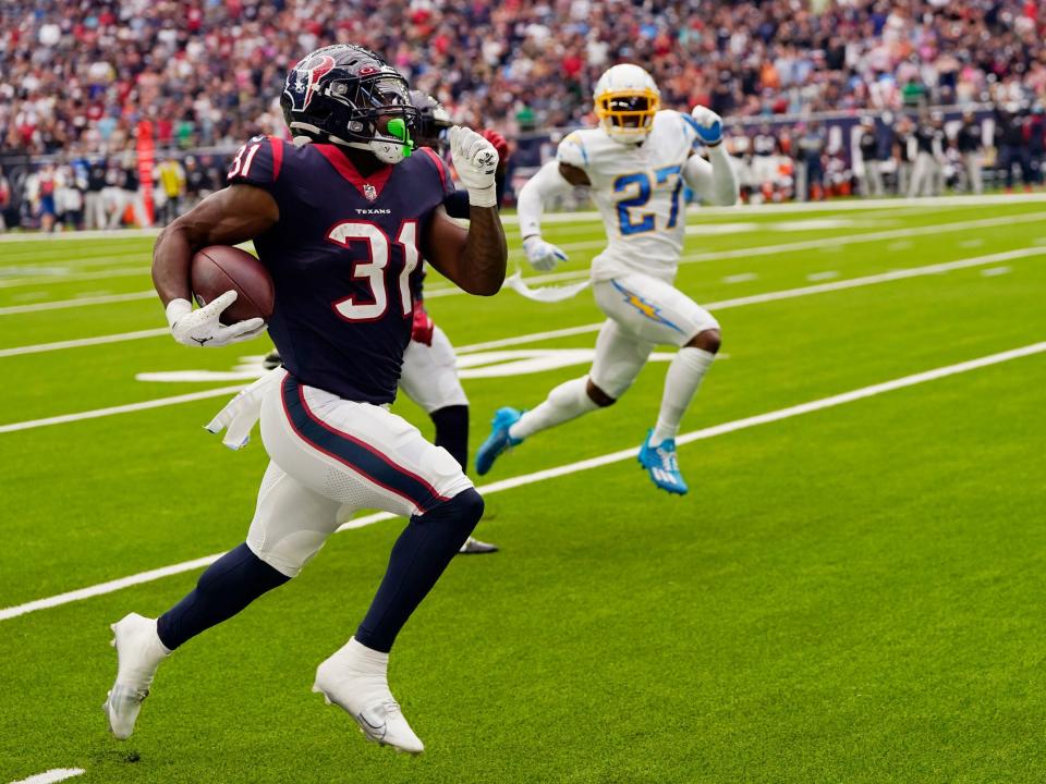 Dameon Pierce runs down the sideline against the Los Angeles Chargers.