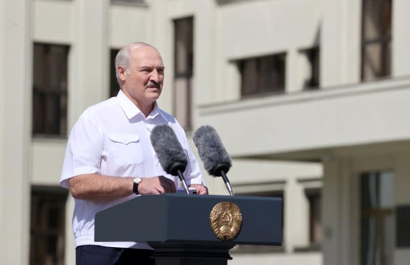 FOTO DE ARCHIVO: El presidente bielorruso, Alexander Lukashenko, habla durante un mitin cerca de la Casa de Gobierno, en la Plaza de la Independencia, en Minsk