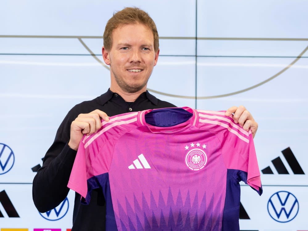 Bundestrainer Nagelsmann mit dem Auswärtstrikot (IMAGO/Jürgen Kessler)