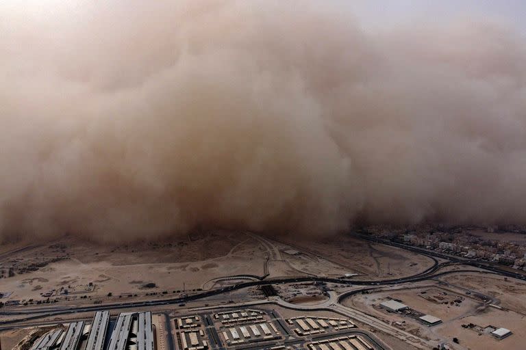 Tormenta de polvo masiva que avanza hacia la ciudad de Kuwait sobre el campus de la Universidad de Kuwait. 
Las tormentas de arena y polvo son peligros meteorológicos comunes en regiones áridas y semiáridas. Por lo general, son causadas por tormentas eléctricas o fuertes gradientes de presión asociados con los ciclones que aumentan la velocidad del viento en un área amplia. Estos vientos fuertes levantan grandes cantidades de arena y polvo de suelos desnudos y secos a la atmósfera, transportándolos a cientos o miles de kilómetros de distancia.