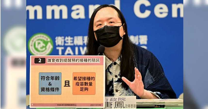 台北市市長柯文哲感嘆，同樣都是疫苗施打的網路線上報名系統，台北市推出時慘遭砲轟，唐鳳卻被大力稱讚。（圖／報系資料照）