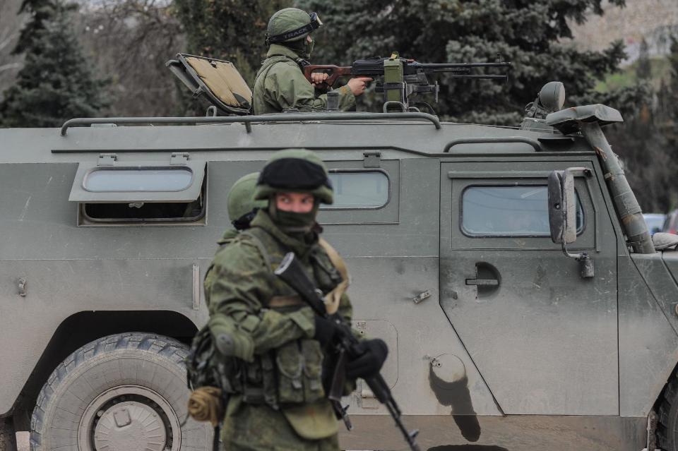Efectivos rusos con uniformes sin insignias montan guardia en Balaklava, en las afueras de Sebastopol, Ucrania, el sábado 1 de marzo de 2014, en medio de la crisis política en la que se encuentra inmersa Ucrania. (AP Foto/Andrew Lubimov)
