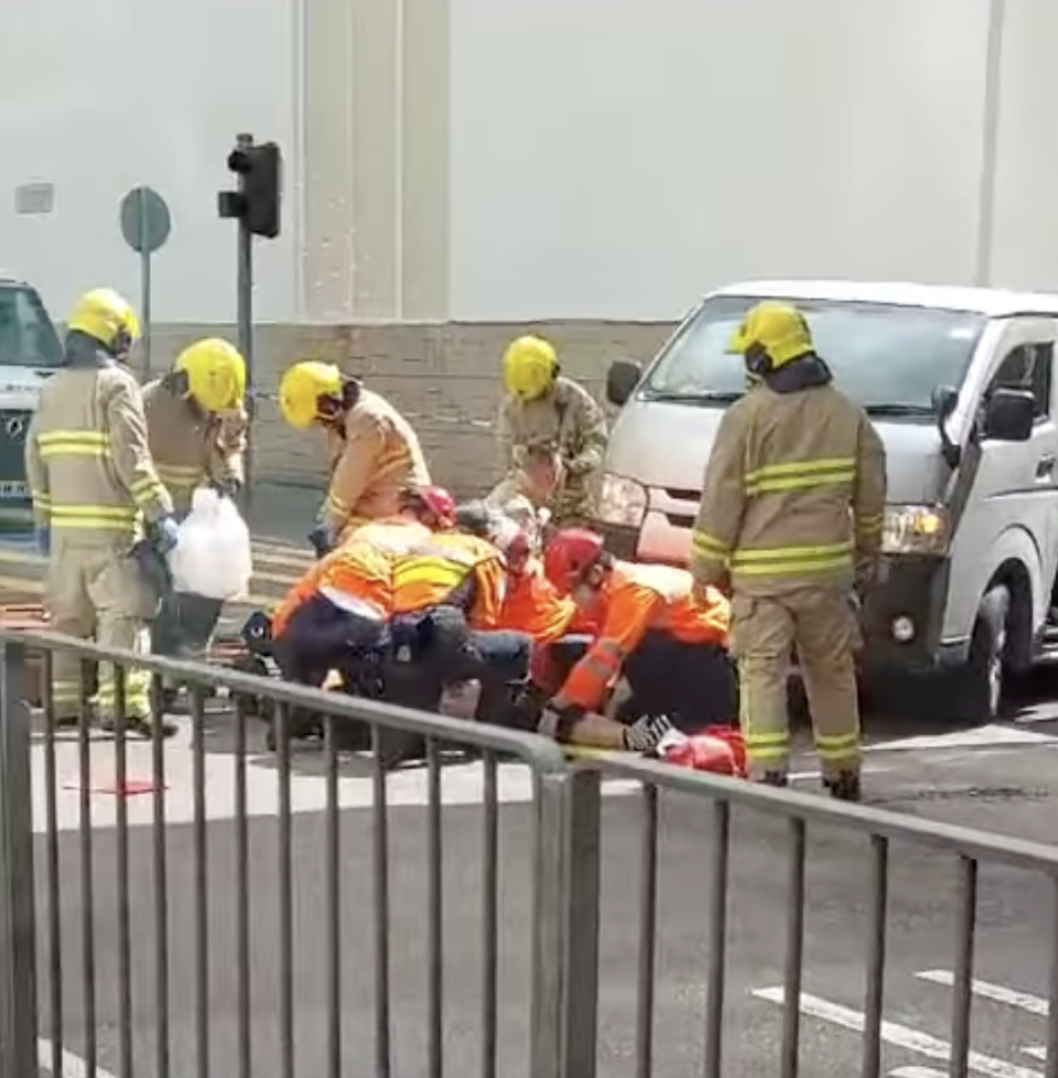 74 歲老婦於香港仔被貨車撞倒，一度困車底，昏迷送院不治。（網上片段截圖）