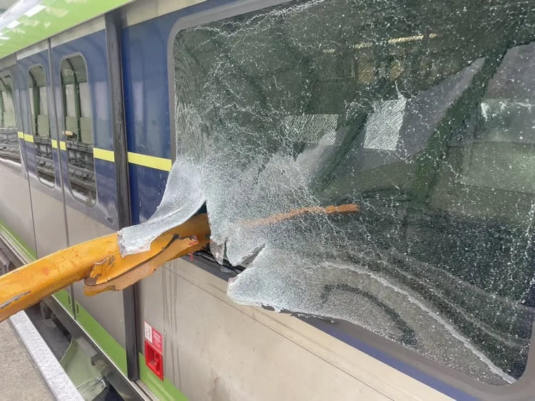 吊臂直接撞破列車車窗。翻攝《記者爆料網》