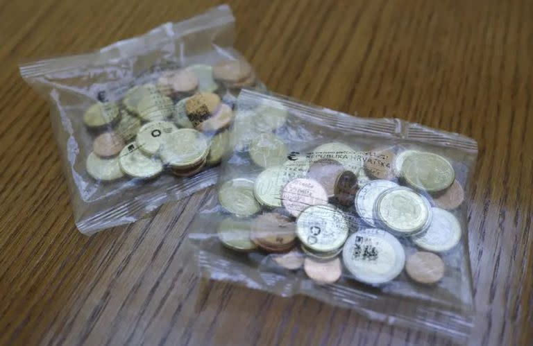 Paquetes de monedas de euro, que contienen 33 monedas de euro croatas por valor de 13,28 euros, equivalentes a 100 kunas se colocan sobre una mesa en el Banco Central en Zagreb, Croacia, miércoles, 14 de diciembre de 2022.