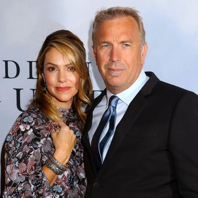 Christine Baumgartner y Kevin Costner credit:Bang Showbiz