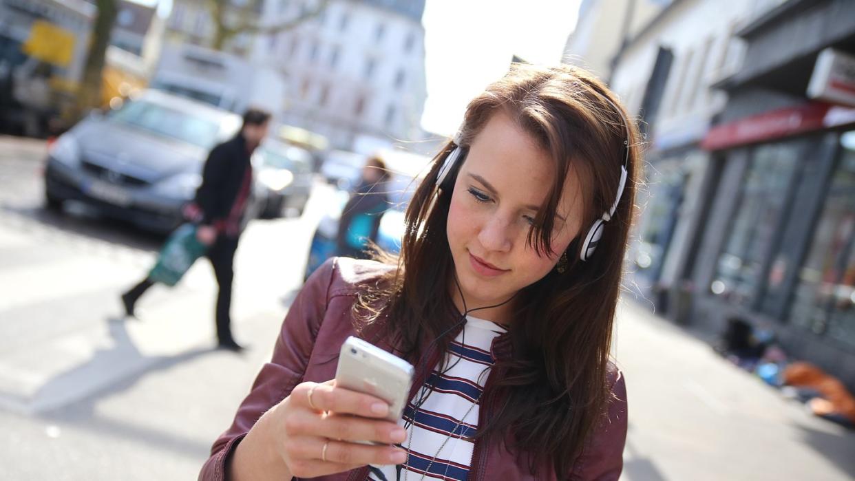 Besser nicht im Straßenverkehr: Musik über Kopfhörer hören kann gefährlich sein. Foto: Mascha Brichta/dpa-tmn