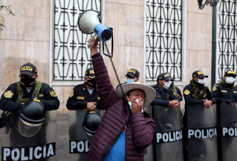 FOTO DE ARCHIVO. Un simpatizante del candidato presidencial de Perú, Pedro Castillo, habla frente a los agentes de policía a las afueras del Jurado Nacional de Elecciones, en Lima, Perú