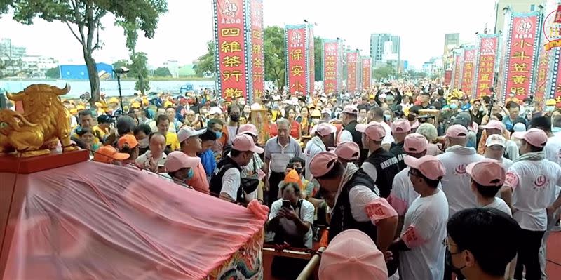 壯觀人龍恭迎白沙屯媽祖（圖/翻攝自白沙屯拱天宮臉書粉絲團）