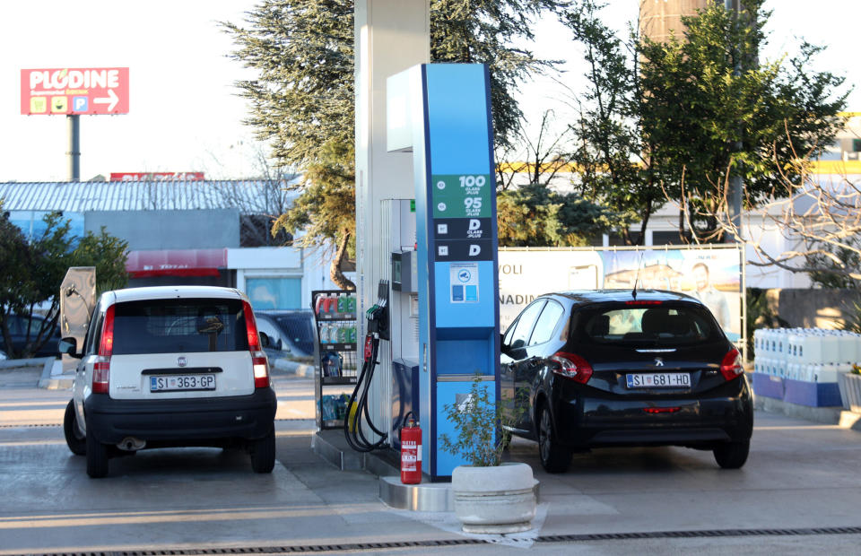 Zwei kleine Autos an der Tankstelle. - Copyright: picture alliance/Davor Puklavec, PIXSELL 