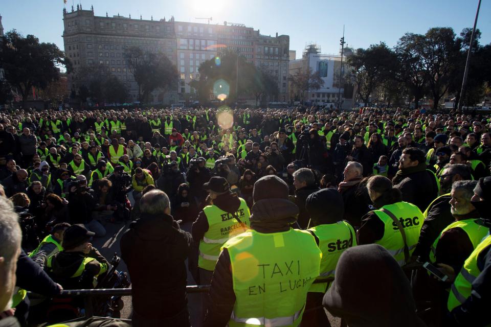 <p>Vista general de la asamblea que los taxistas de Barcelona celebraron en la Plaza de Cataluña el día 22. (Foto: Quique García / EFE). </p>