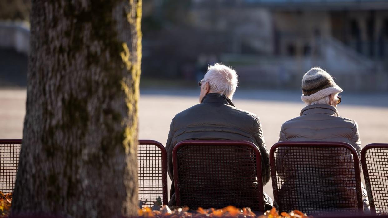 Ein Mann und eine Frau sitzen in der Innenstadt auf einer Bank im thüringischen Suhl.