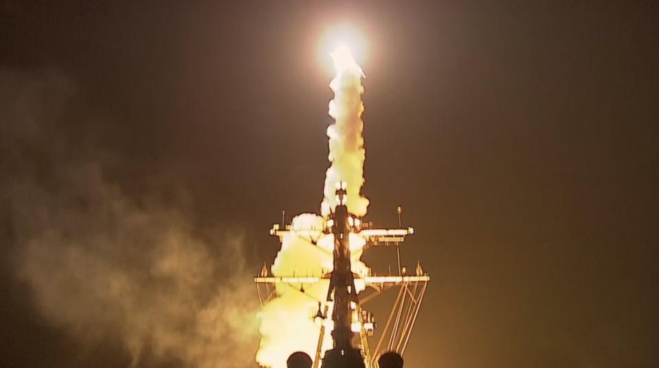 美國海軍驅逐艦「丹尼爾·井上號(DDG-118)」試射SM-6 Dual Ⅱ飛彈，成功攔截模擬中程彈道飛彈(MRBM)靶彈。   圖：翻攝@INDOPACOM推特