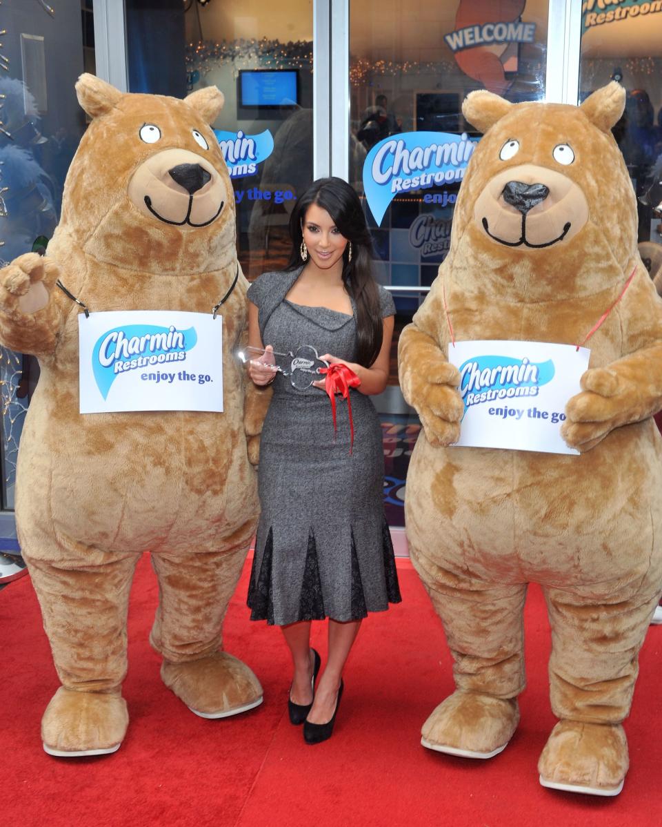 58 Awkward Kardashian Photo Ops That Would Never Happen Today