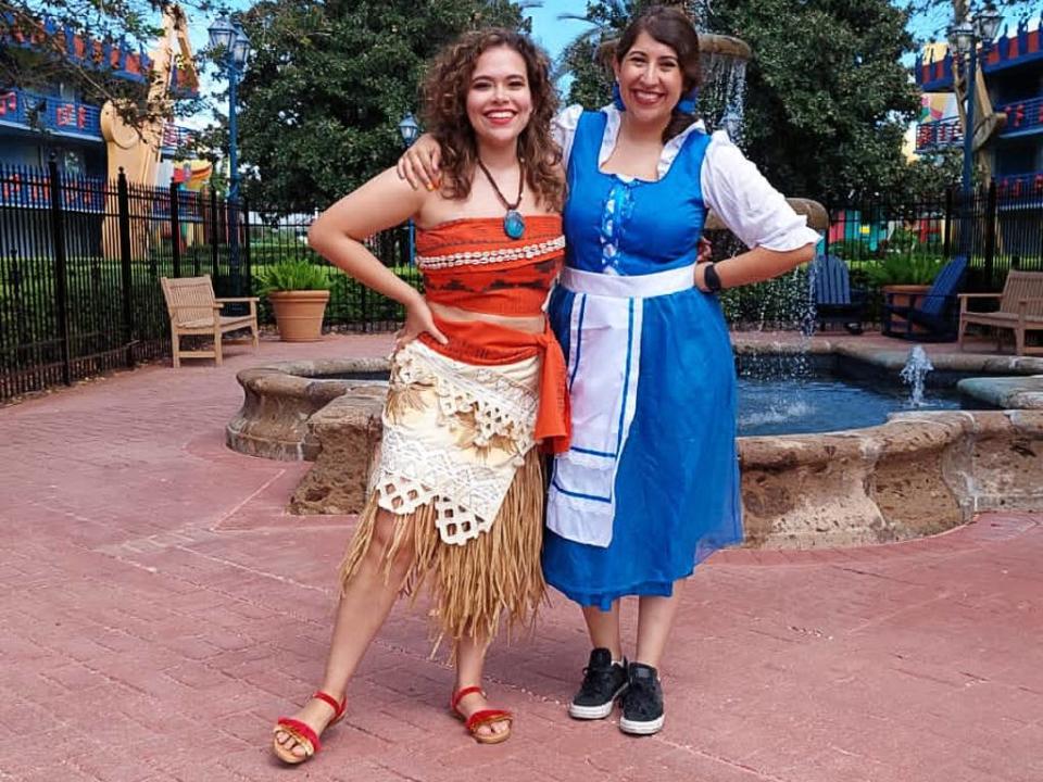 Mi acompañante y yo disfrazadas de Moana y Bella para la fiesta de Halloween de Disney World | Business Insider México