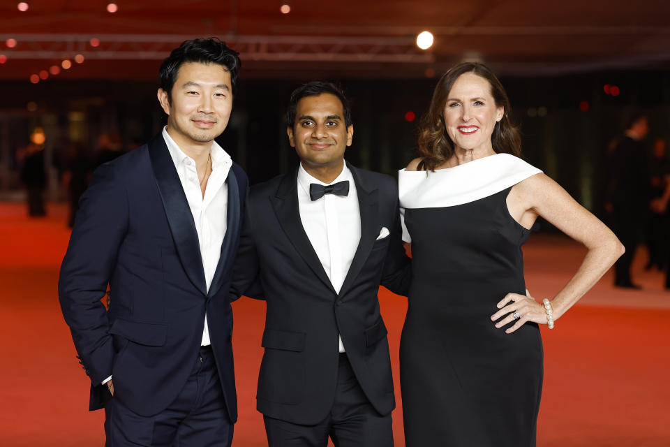 劉思慕（左起）、阿齊茲安薩里、莫莉香儂。（Emma McIntyre攝／Getty Images for Academy Museum of Motion Pictures）