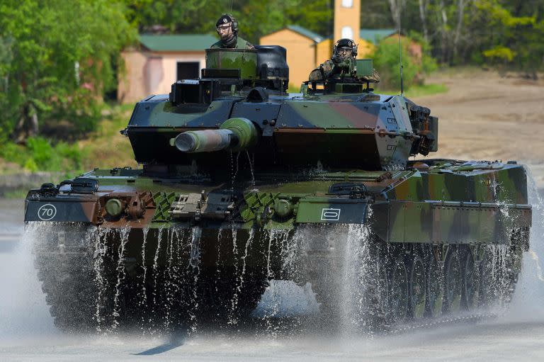 Tanques de combate Leopard de las Fuerzas Armadas Alemanas, unidades durante un ejercicio de entrenamiento