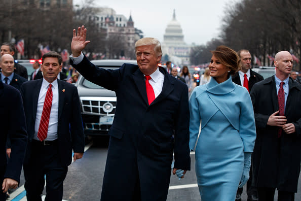 Trump e quella guardia del corpo con una mano finta