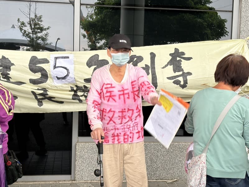 新莊泰山合法房屋自救會抗議鄰損問題（2） 新北市塭仔圳「領航路」26日舉行通車典禮，「新莊 泰山合法房屋自救會」居民在場外抗議，表達訴求。 中央社記者高華謙攝  113年3月26日 