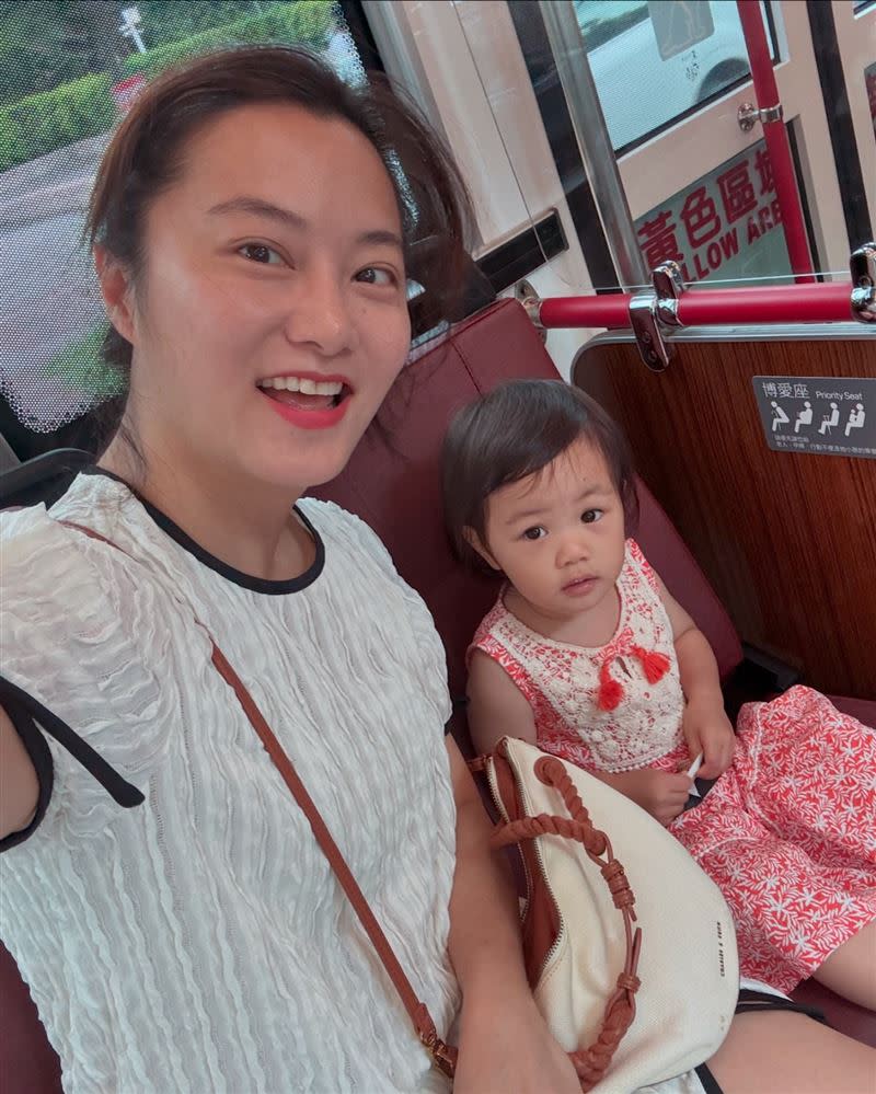 趙小僑帶女兒典典寶寶坐公車。（圖／取自臉書）