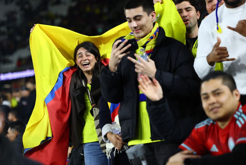 FOTO DE ARCHIVO. Aficionados de Colombia con una bandera antes de un partido amistoso contra España en el estadio de Londres