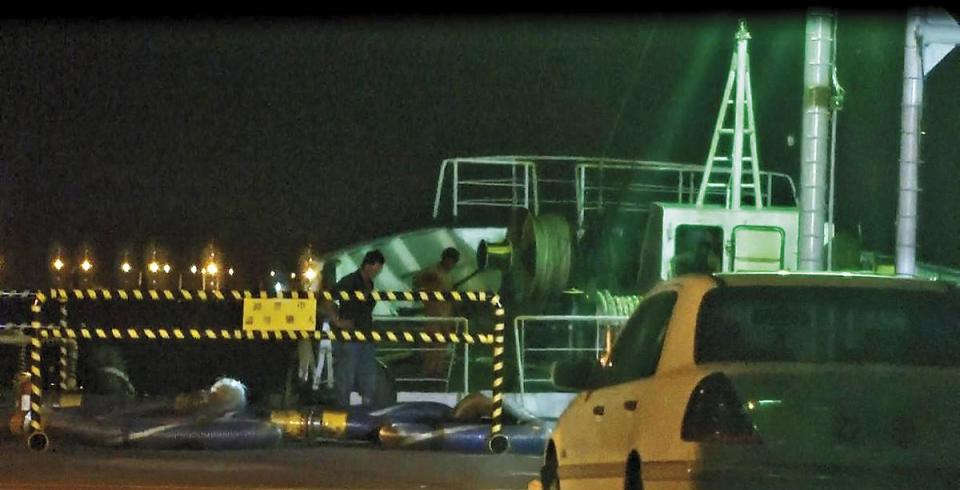 船齡35年的獅子山籍單殼油輪海王星號，利用深夜進入台中港，船員摸黑進行加油。