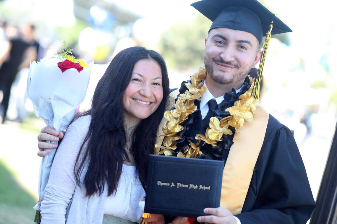 Edison High grad Kenny Rodríguez (right) with his mother Verónica, was one of the 103 seniors from Fresno Unified School District’s 11 high schools that took part of the summer commencement held at Roosevelt High School’s Audra McDonald Theater Friday, July 14. María G. Ortiz-Briones/mortizbriones@vidaenelvalle.com